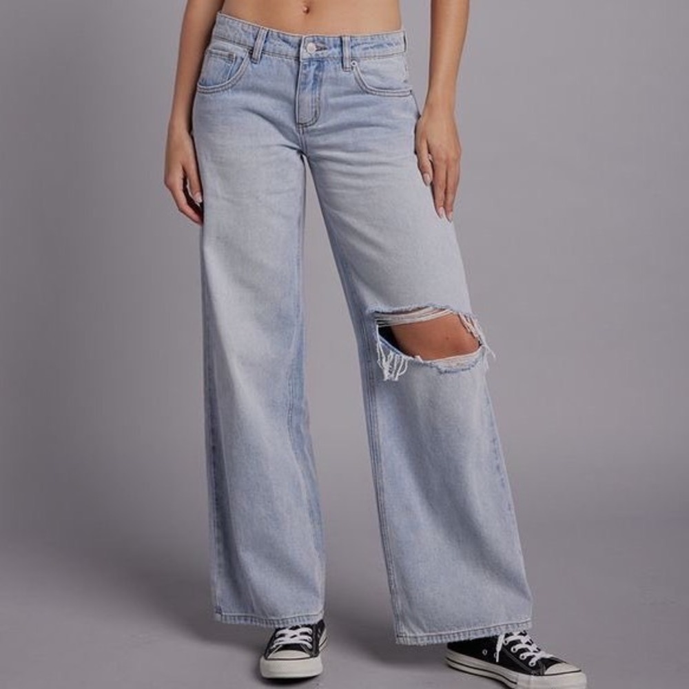 RSQ women Low Rise Baggy Jeans Light Wash Distressed Knee Size 31